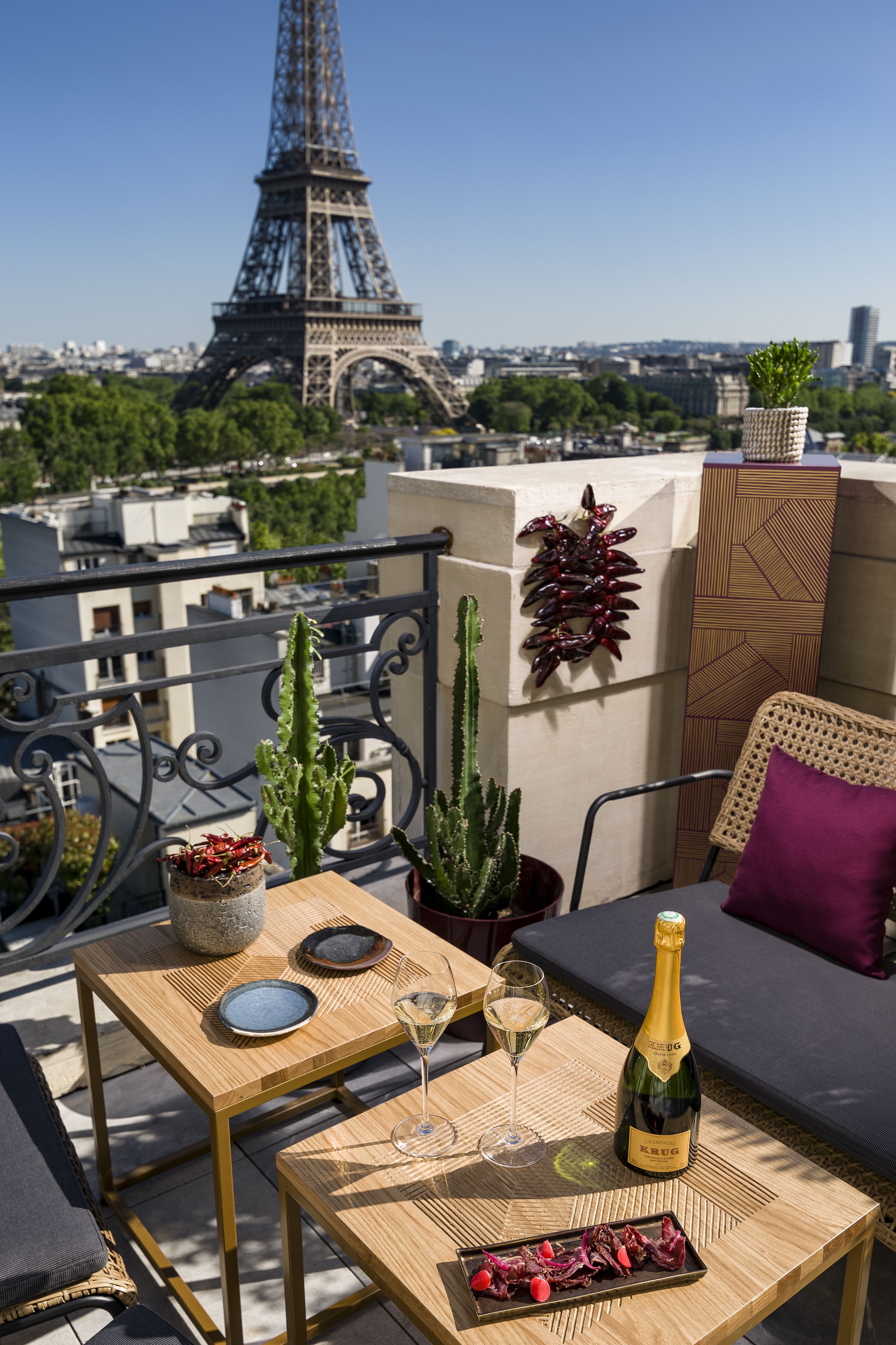 A Rooftop Pop-Up Champagne Bar in Paris With the Best Views of the Eiffel Tower
