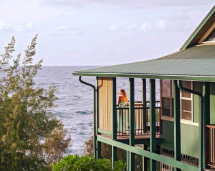 1440-ocean-bungalow-woman-lanai Travaasa Hana