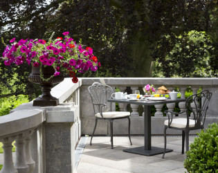 Patio_breakfast_chateau Château Bouffémont
