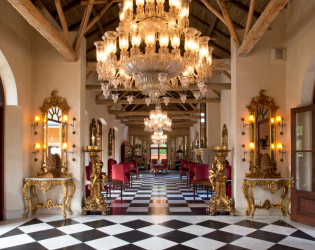 Front-entrance La Residence