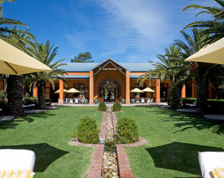 Palmed-courtyard La Residence