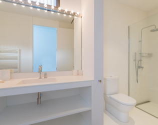 19-Spain-Costa-Brava-Seascape-Shared-Bathroom2 Seascape