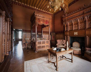 wood-panneled-room-fourpost-bed-in-chateau Chateau Challain