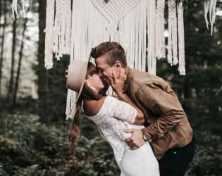 white-magazine-athena-camron-seattle-oregon-wedding-photography-woodlands-house-boho-elopement-inspiration-42 The Woodlands House