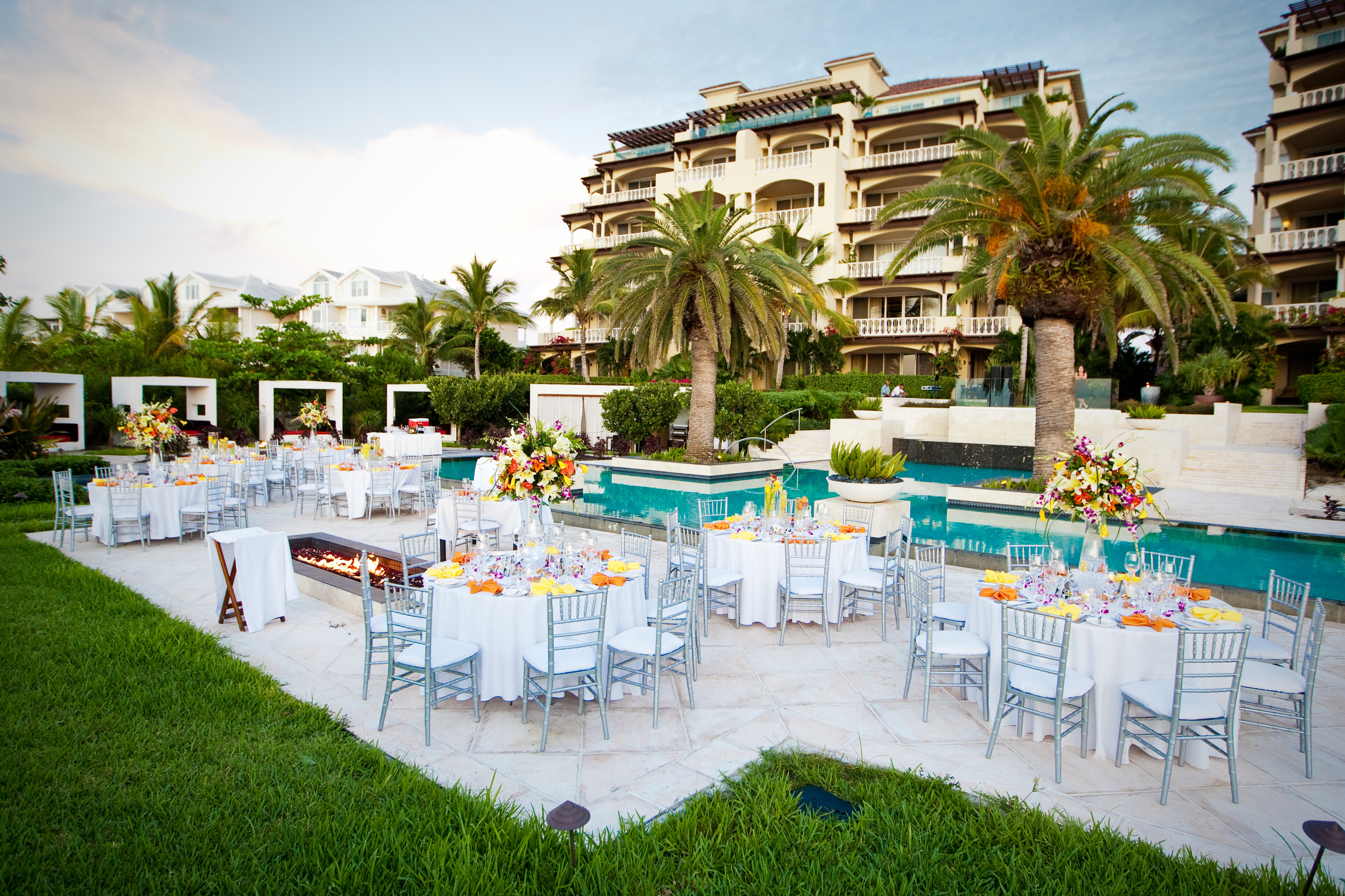 Krave is our restaurant and bar at located by The Estate pool offering gourmet island cuisine in a relaxed ambiance adjacent to the Estate Pool. Krave is open to all Grace Bay Club guests.