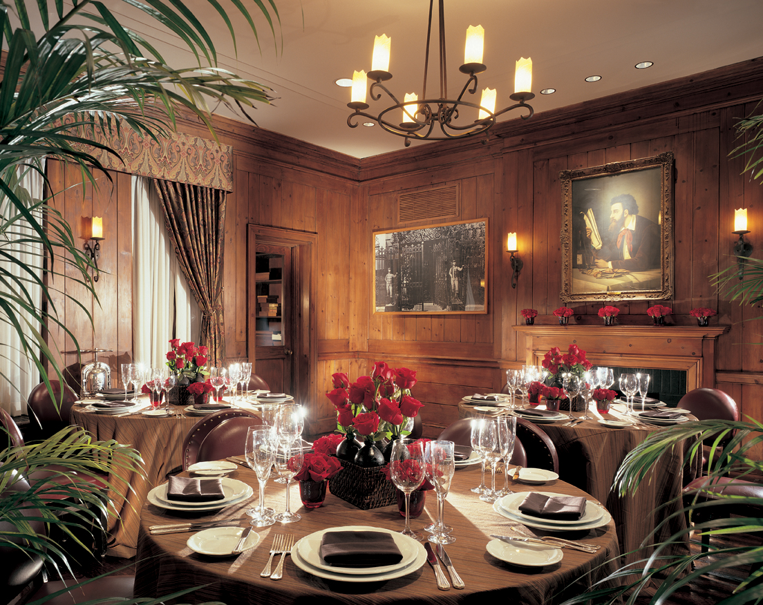 Club Room, ideal for small dinner parties of up to 32 guests.