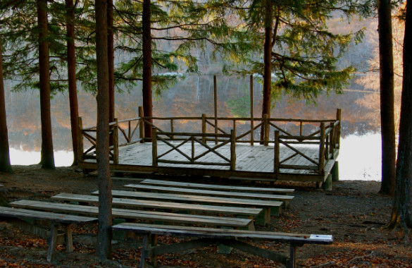 Stretching twenty feet over the lake, this deck makes for a peaceful retreat. Just one of many venue spaces on the sprawling property.