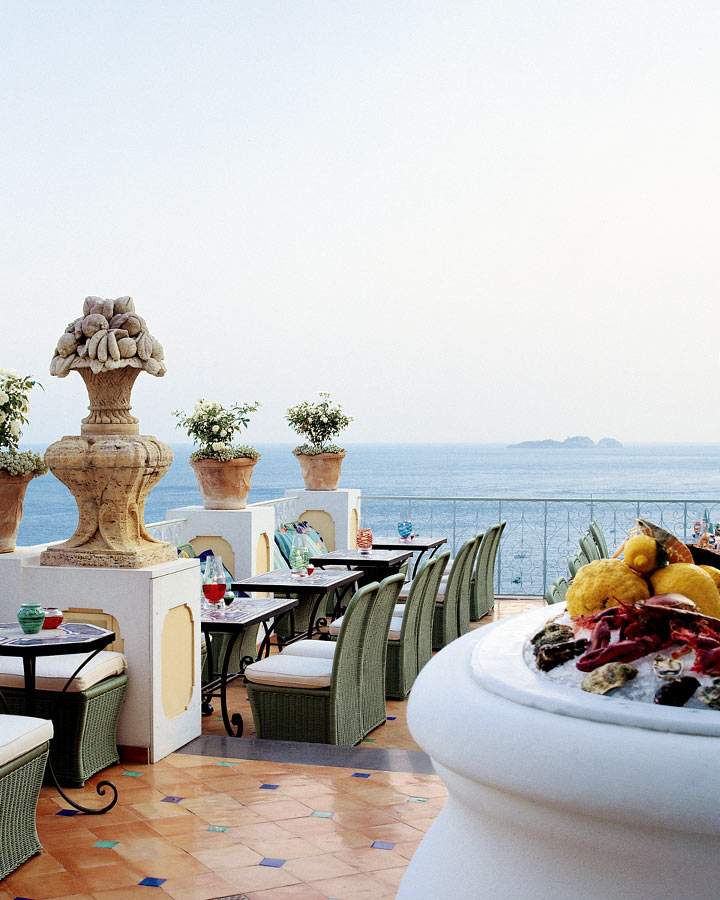 The Champagne & Oyster Bar it is the ideal place for a drink before dinner, should you wish to savor a glass of champagne millésimé or a cocktail, made to perfection.