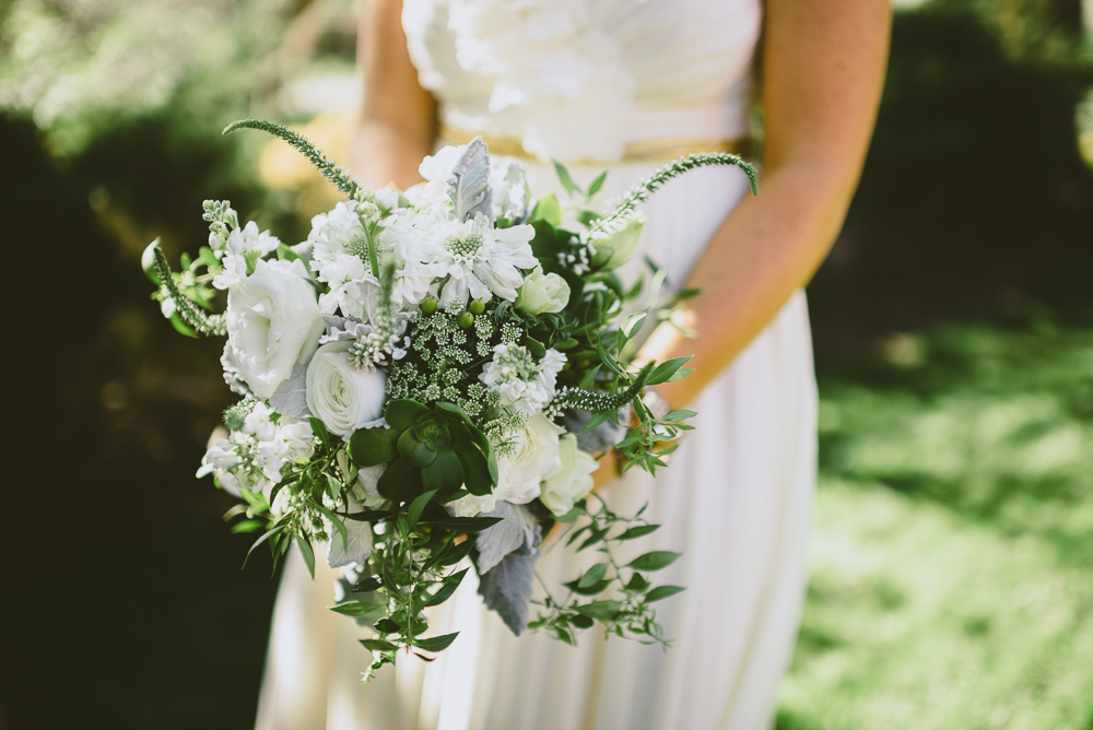 Neutral floral compliment that shabby-chic style barn wedding.