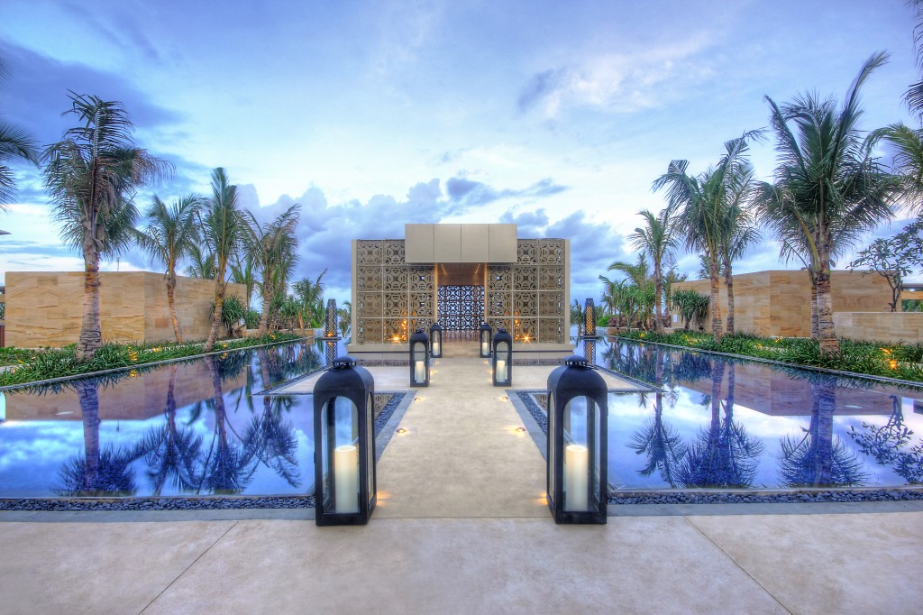 From expansive and elegant suites to distinct lounge and oceanfront pools, The Mulia's luxury accommodations truly exceed expectations for style, comfort and service.