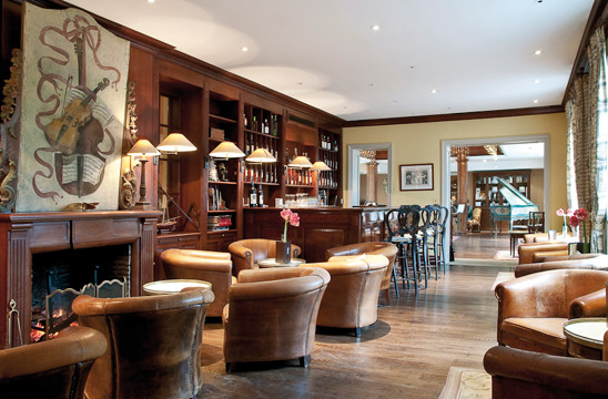 The bar French Paradox opens the cellar with 1200 precious bottles . The cozy atmosphere of its leather club chairs and its polished floor invites to the tasting of a collection of old Armagnacs , Cognacs , whiskeys and other spirits passerillées.