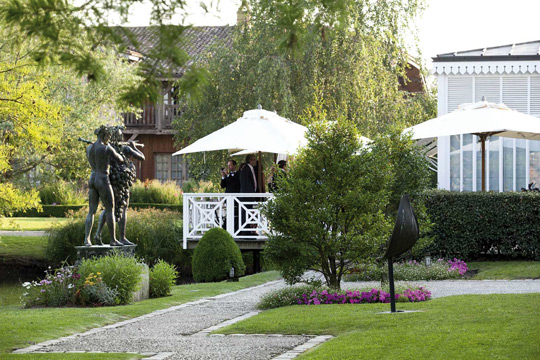 THE GRAND'VIGNE Former orangery inspired ornamental greenhouses of the eighteenth century,. On the terrace overlooking the lake at the foot of the hillside vineyard.