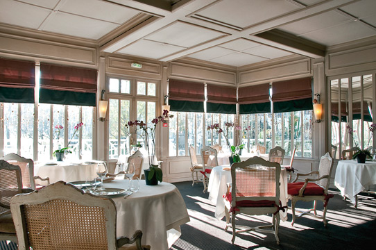 THE GRAND'VIGNE Former orangery inspired ornamental greenhouses of the eighteenth century,. On the terrace overlooking the lake at the foot of the hillside vineyard.