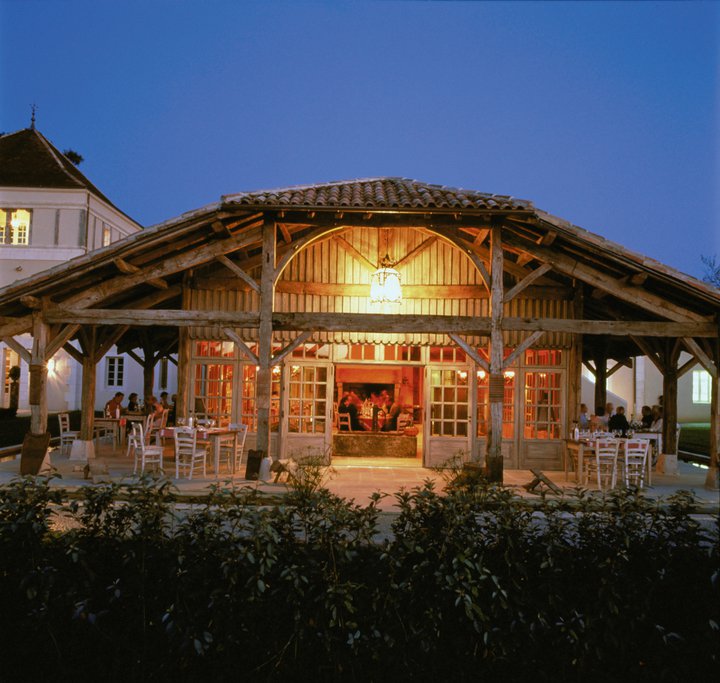 La Table du Lavoir aims to serve as a kitchen " bistro " elaborate and original , which varies with the seasons.