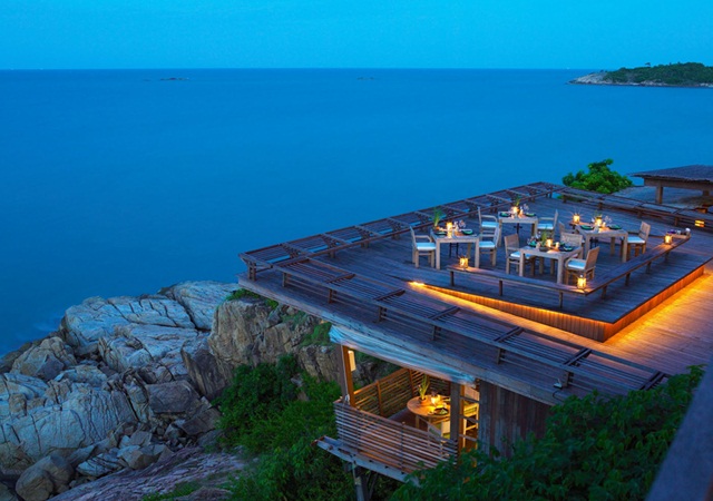 The award-winning Dining on the Rocks Restaurant is located at the tip of the headland and presents 270 degree views