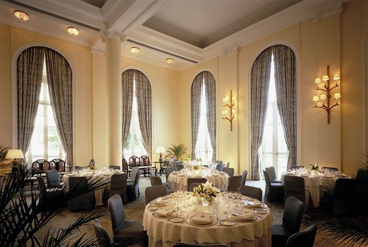 The Blue Room is a flexible venue, ideal for small to medium-sized events.