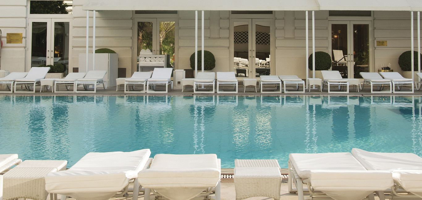 Soak up the sun in the magnificent pool or join Brazil’s style setters at the Piano Bar.