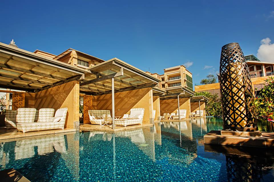 Style sets the tone of the three ultra-luxurious properties set along 30 hectares of sprawling landscape, on the dramatic coastline of Nusa Dua creating The Mulia and Mulia Resort & Villas.