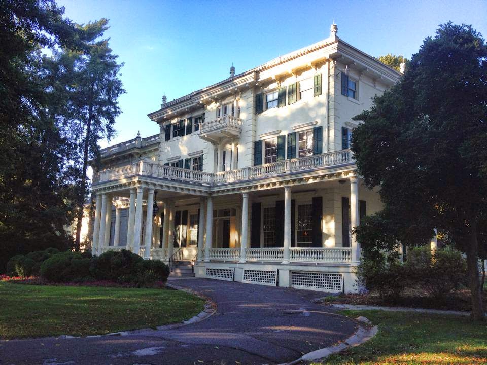 The stately porte cochere welcomes you through Glen Foerd’s front door, where you’ll enter another world of stately elegance and refined beauty.