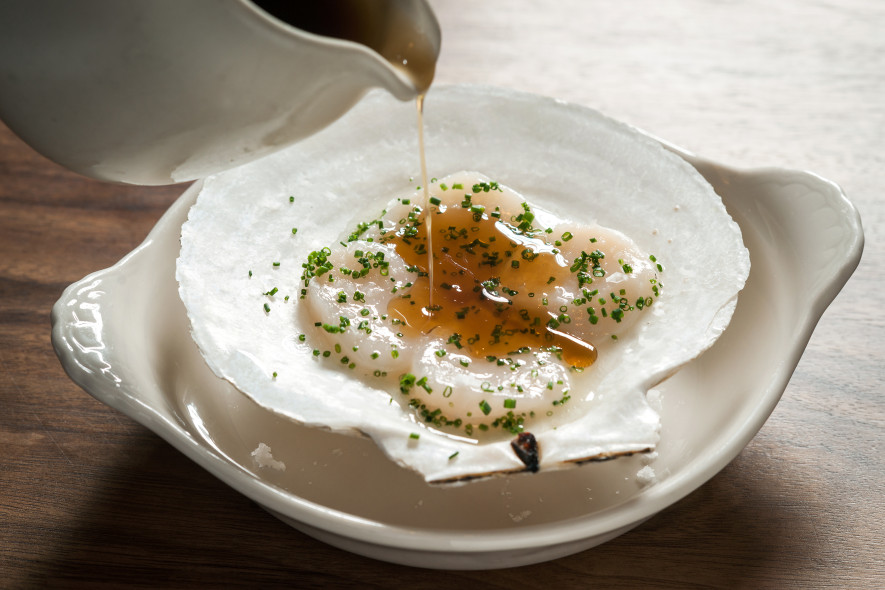 The menu comes from New York’s farmers markets, Long Island fishing boats, and country fields.