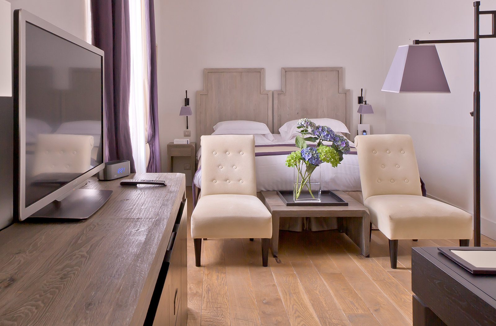A unique atmosphere, bathed in light, which combines luxury furniture with an elegant decor.