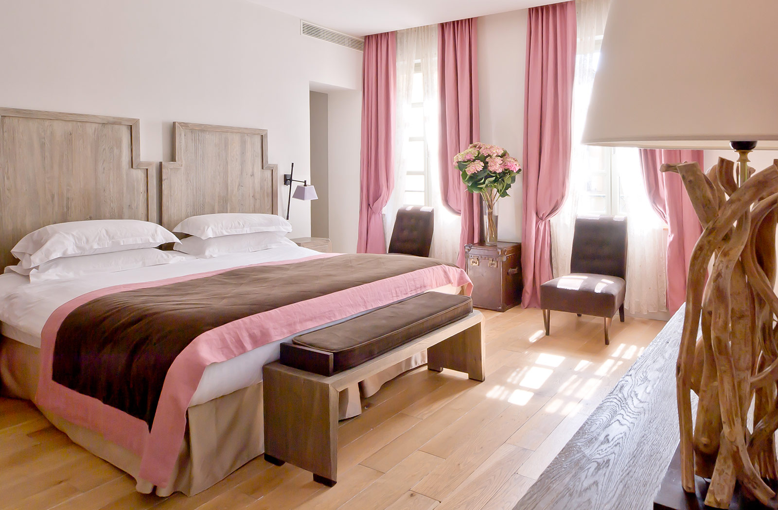 Le Couvent des Minimes has preserved its past while incorporating design and contemporary touches to become an establishment in more assertive character, in perfect harmony with the modernity of our times.