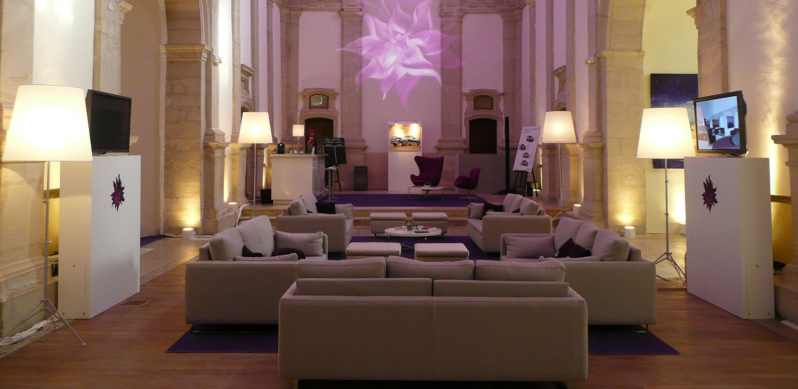 For cocktail parties, exhibitions, dinners, gala evenings and music festivals, the historic and exceptional setting of the Couvent des Minimes Hotel and L'Occitane Spas church can host up to 150 guests.