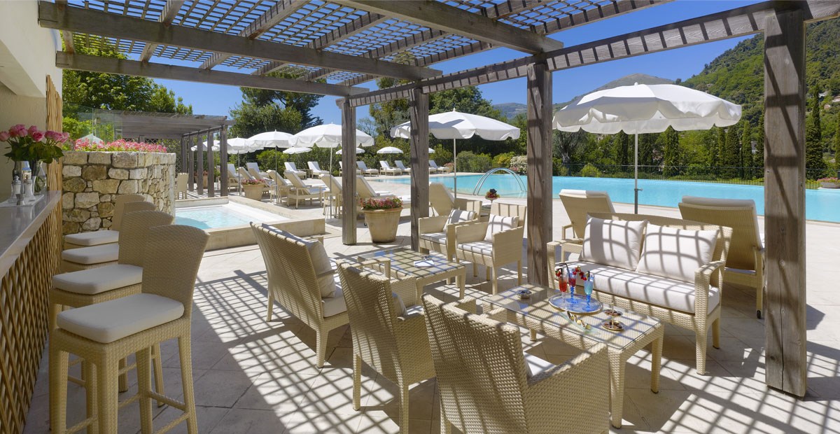 The L’Oliveraie restaurant sits alongside the beautiful Chateau Saint-Martin pool.