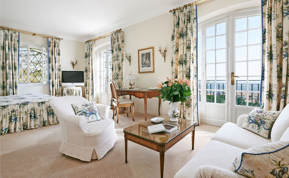 All Junior suites and prestigious villas have an incredible view overlooking the Riviera.