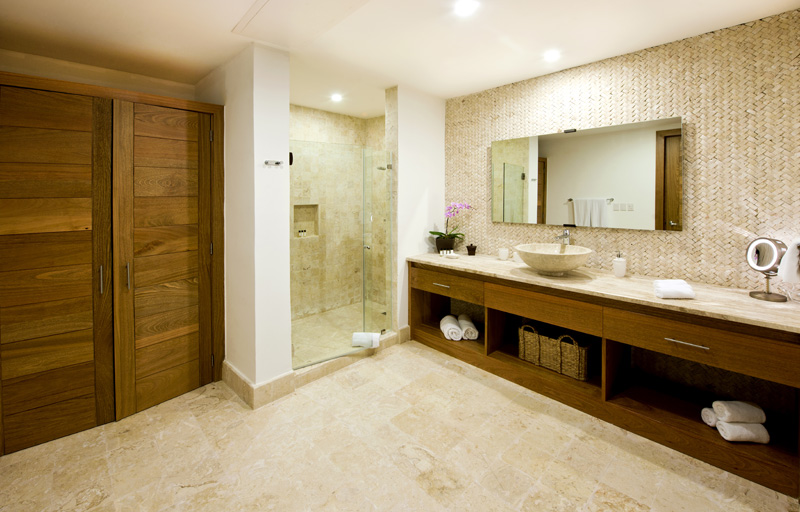Luxurious bathroom.