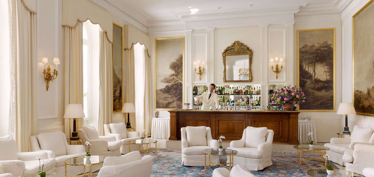 Bar Bellini encompasses luxury and French elegance.