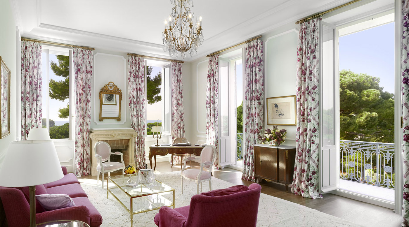 Sitting room of a suite