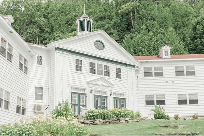 This luxurious lakeside locale on the magnificent Makinac Island, is the perfect spot for your next getaway or event.