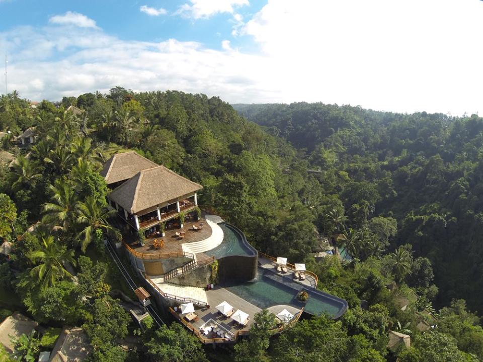5 stars villa suites at the Hanging Gardens of Bali, offer breathtaking views over the valley, providing a sense of peace and tranquility.