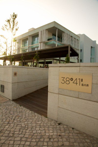 If you are looking for a space to relax by the river, you will find it here, with a trendy cocktail lounge, a large terrace overlooking the Tagus River and a custom-made playlist to set the scene.