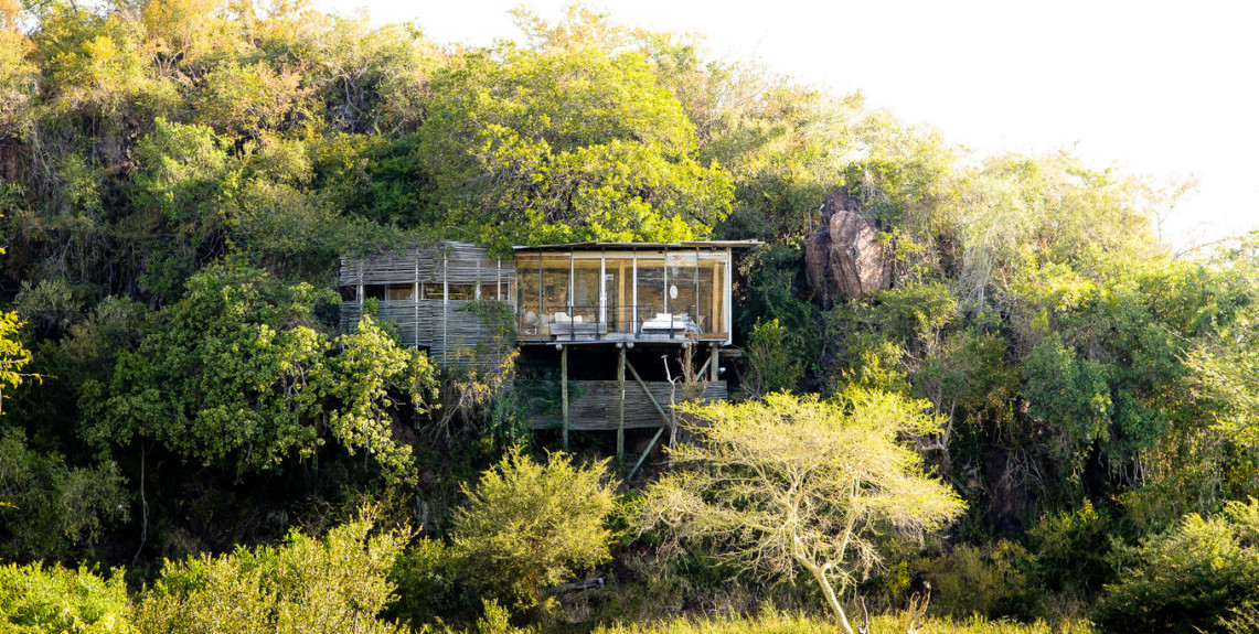 Like a collection of eagles’ nests perched along the rugged cliff faces above the N’wanetsi River, Singita Lebombo Lodge looks out regally across the landscape.