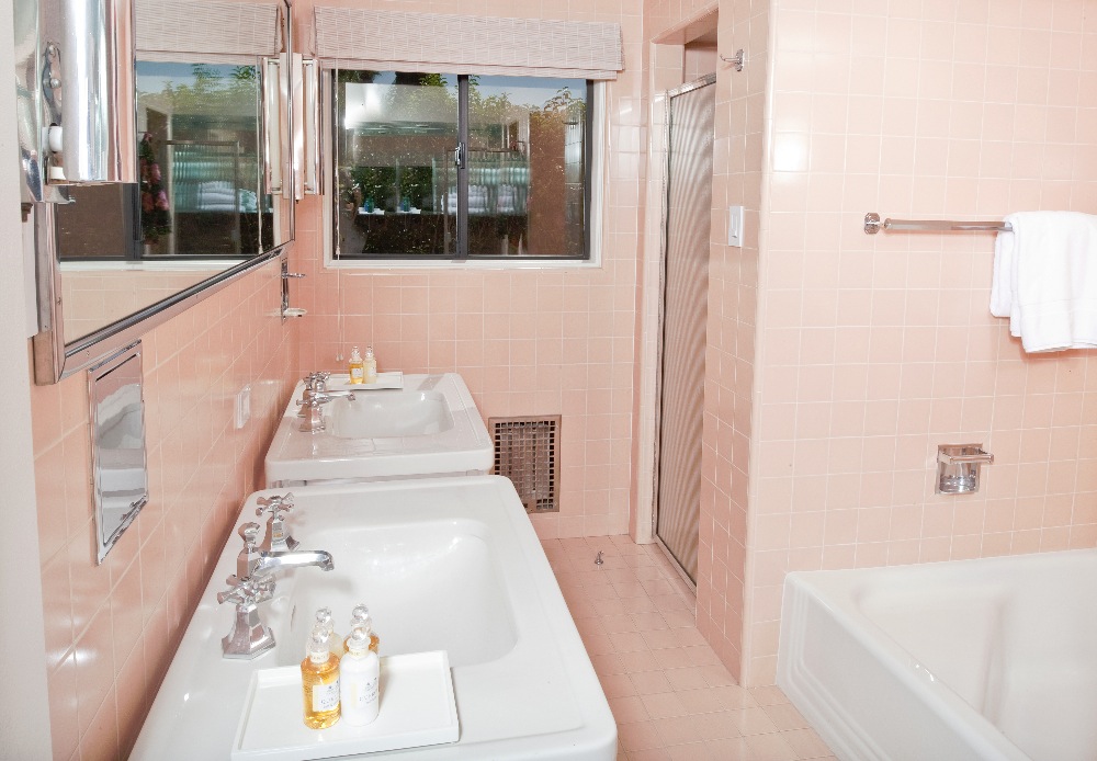 Double sink en suite bathroom.