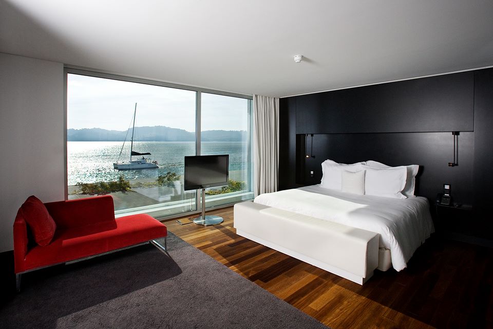 With smooth geometry and singular personality, Altis Belém Hotel & Spa invites you to explore your 50 luxury rooms containing themes spanning across far-flung Golden Age trading routes from the Far East, Africa and the Americas.