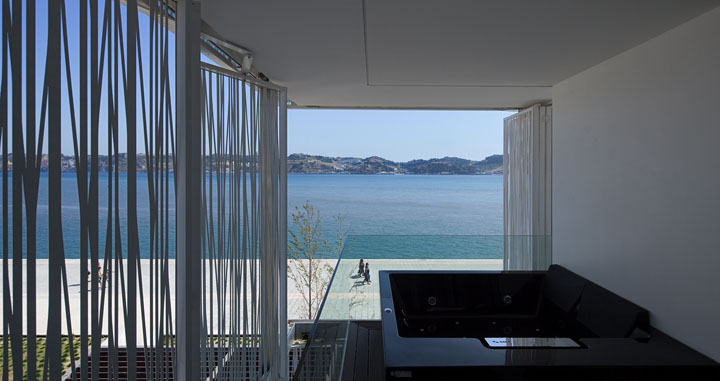 Hotel has 50 luxury rooms, including 5 suites.