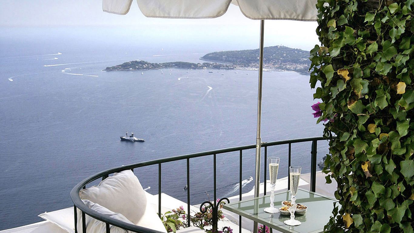 Enjoy a drink on the balcony and soak up all the beautiful views.