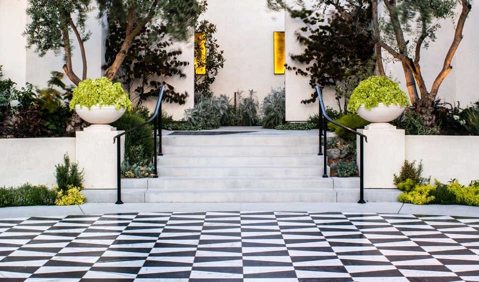 The main patio is defined by a Nero Marquina and Calacatta marble floor.