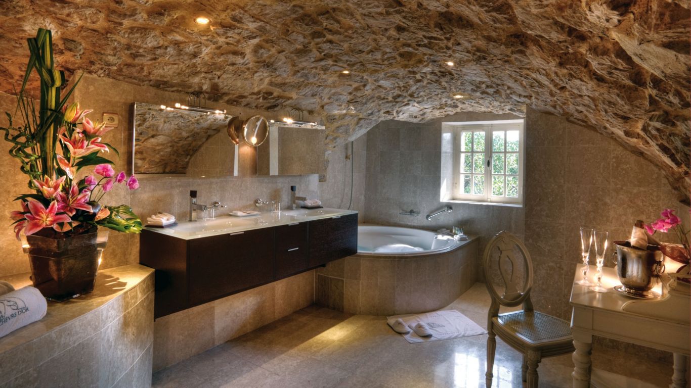 Beautiful natural elements in the bathroom, feels like a cave.