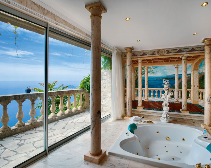The Panoramic Suite, with its superb terrace perched above the sea, its private infinity pool and its outdoor heated Jacuzzi, benefits from top-of-the-range amenities.