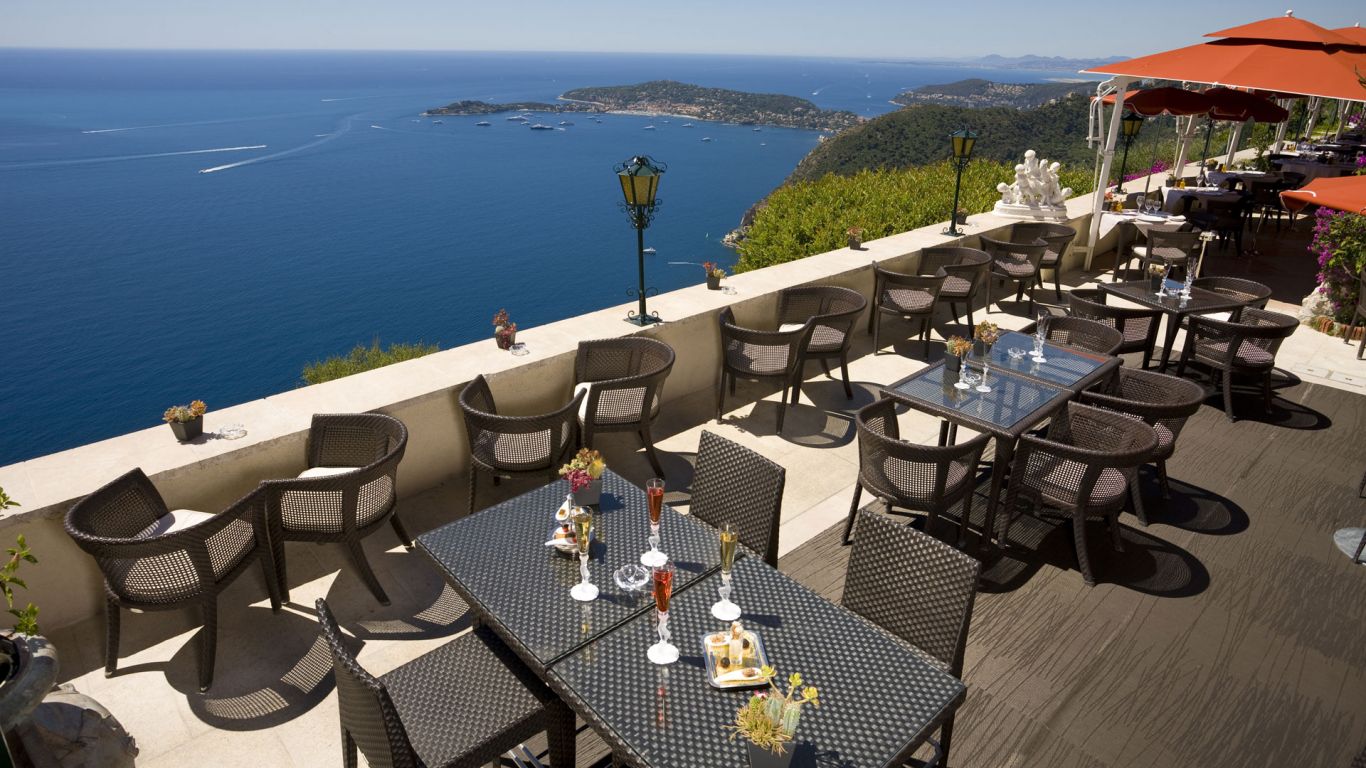 Terrace Restaurant opened from April to October, according to the weather, offers a creative cuisine, with a mix of great local products and breathtaking panorama.