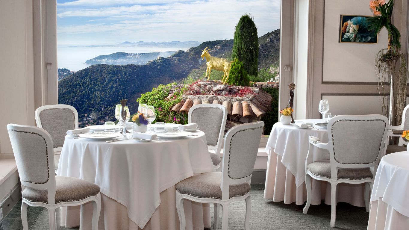 One of the French Riviera’s unmissable Restaurant offers a unique setting and panoramic sea views.