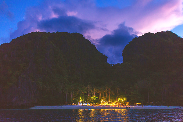 Indulge in a sumptuous dinner and party under the stars and moonlight in an island of your own.