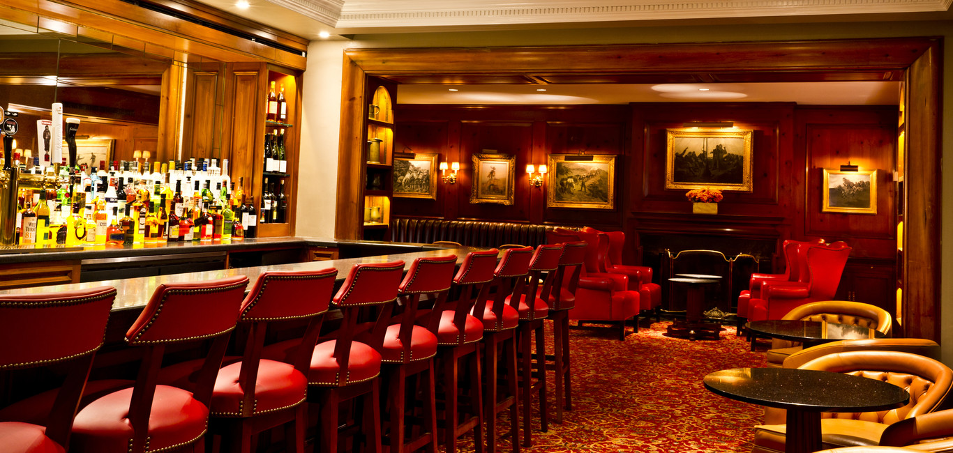 From appetizing bar bites and artisanal beers, to signature cocktails and a Grand Award-winning wine list, Bar '21' & Lounge is the perfect place for a light lunch or a pre-theatre cocktail.