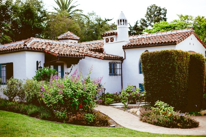 California Craftsman architecture and Spanish Colonial Revival Villas dot the lush terraced grounds.
