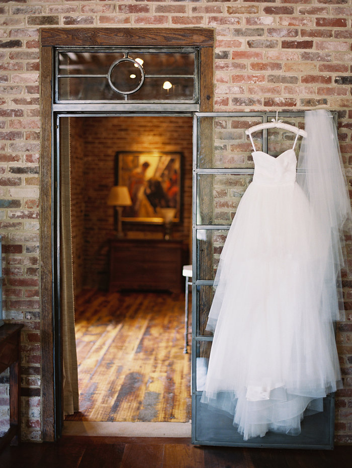 Dress : Monique Lhuillier