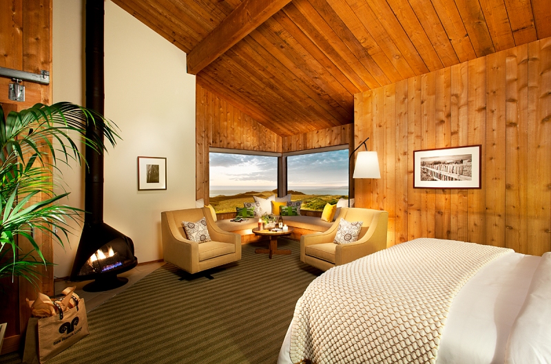 What is now known as the “Sea Ranch style” features informal, simple timber-frame structures clad in wooden siding or shingles, a vertical form inspired by farm buildings, natural light, and other characteristics mindful of the environment.
